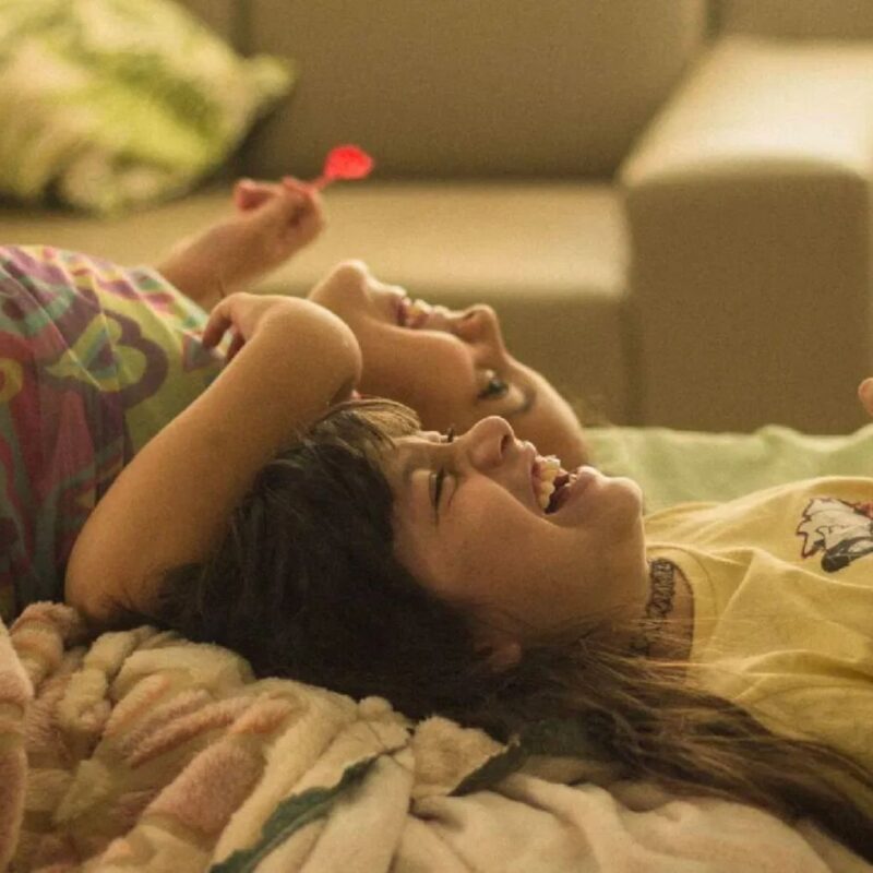 ‘A Natureza das Coisas Invisíveis’: quando duas meninas descobrem o mundo entre ternura e perda