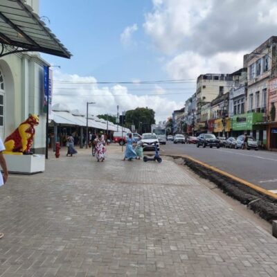 Prefeitura retira ambulantes da calçada do Ver-o-Peso para deixar espaço “mais limpo e organizado”