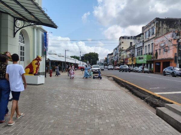 Prefeitura retira ambulantes da calçada do Ver-o-Peso para deixar espaço “mais limpo e organizado”