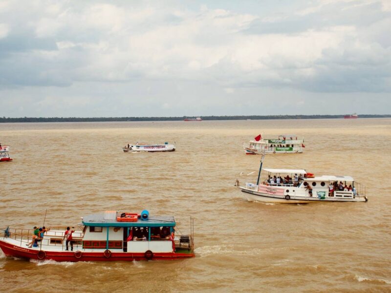 Cobra-grande evocada na COP30: Cúpula dos povos abre com barqueada histórica por justiça climática