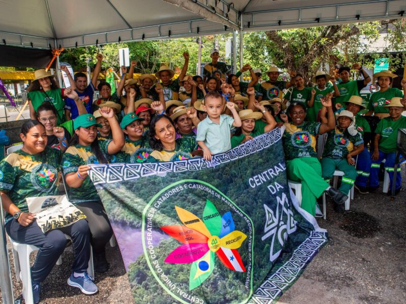 Com restrição aos espaços oficiais, catadores resgatam protagonismo em eventos bilaterais da COP30