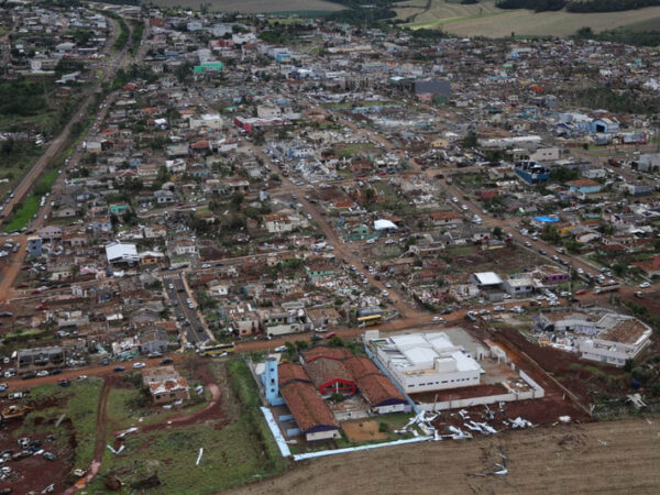 Catástrofe no Paraná expõe negligência dos políticos de direita com as pautas ambientais