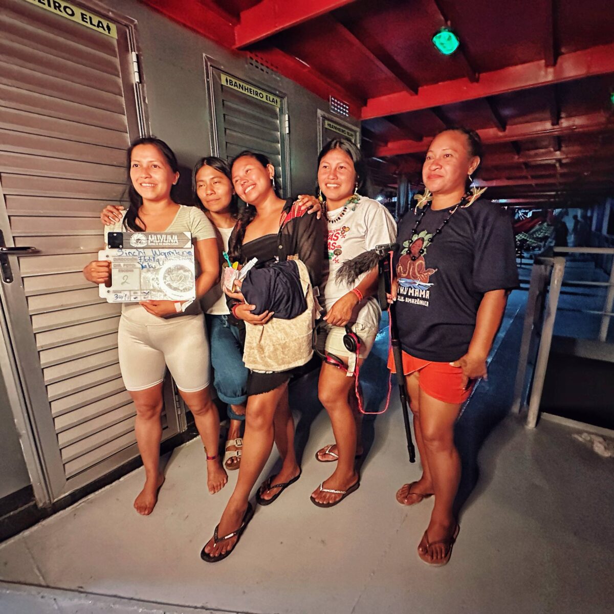 Flotilha indígena se torna cinema flutuante e centro de produção audiovisual contra crise climática