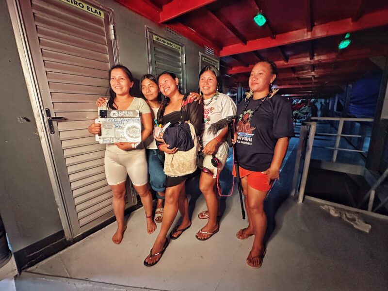 Flotilha indígena se torna cinema flutuante e centro de produção audiovisual contra crise climática