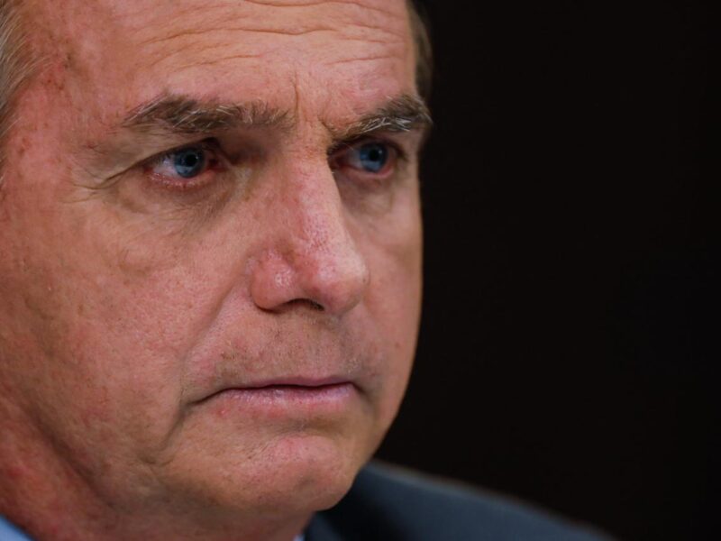 Bolsonaro é preso preventivamente e levado à Polícia Federal