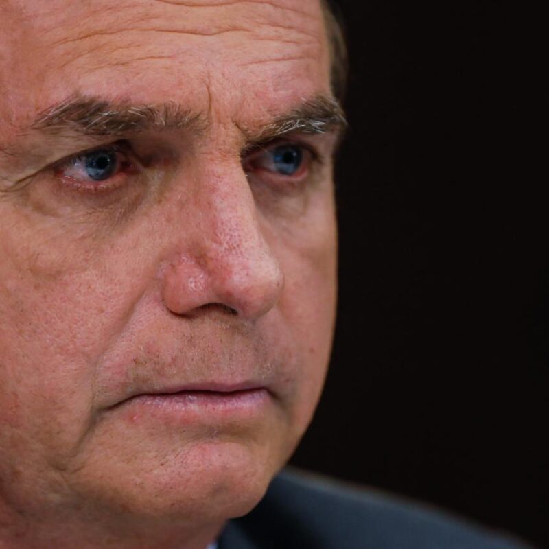 Bolsonaro é preso preventivamente e levado à Polícia Federal