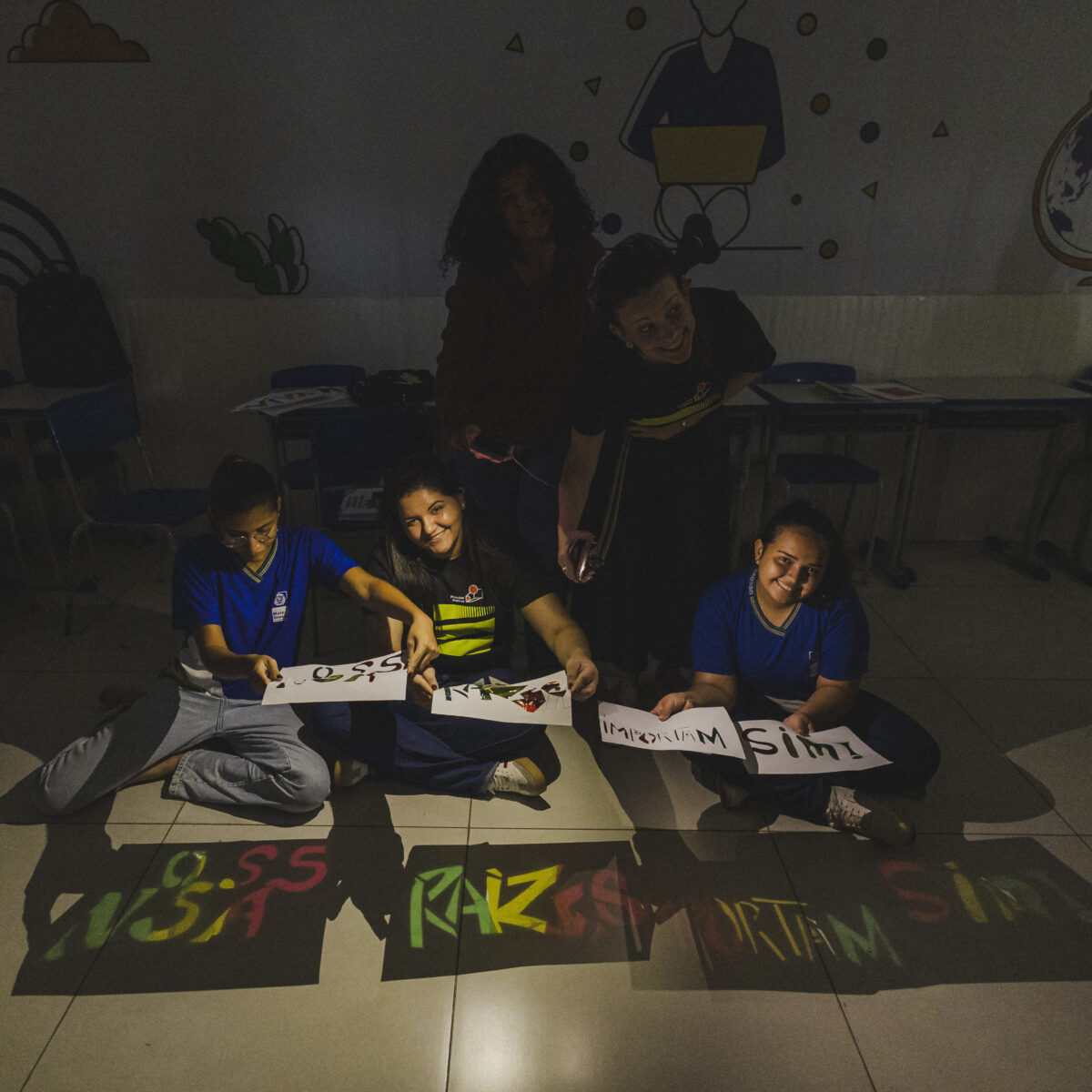 Em MT, projeto ensina estudantes a se expressarem por meio de projeção analógica