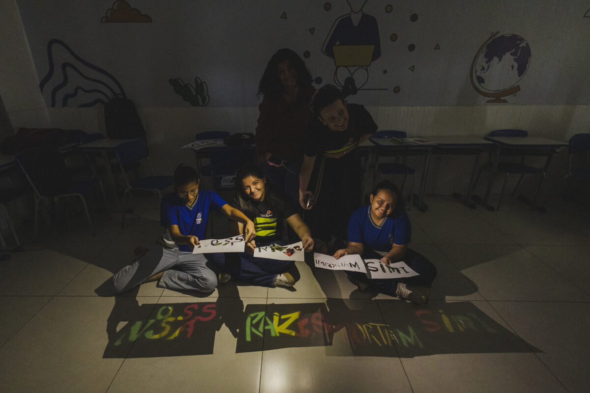 Em MT, projeto ensina estudantes a se expressarem por meio de projeção analógica