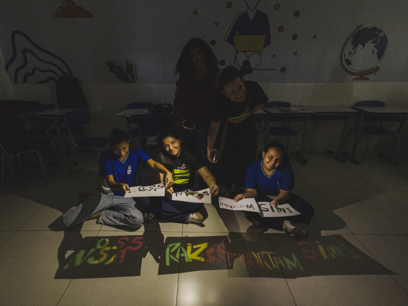 Em MT, projeto ensina estudantes a se expressarem por meio de projeção analógica