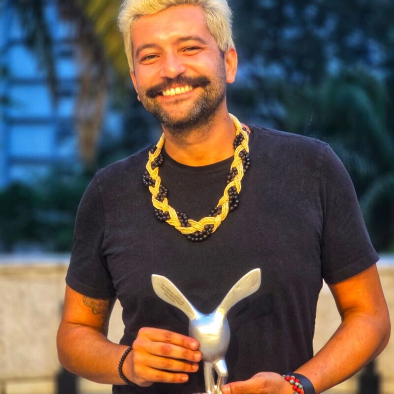 “Aqui, Agora, Todo Mundo” conquista o Coelho de Prata de Melhor Espetáculo na mostra Dramática do 33º Festival MixBrasil