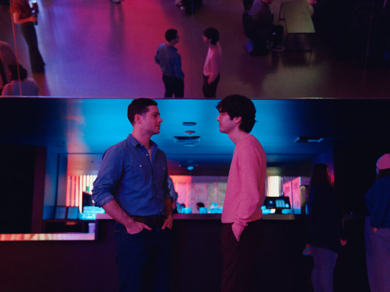 ‘Twinless – Um Gêmeo a Menos’ revisita o luto como espelho da identidade