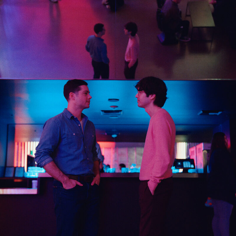 ‘Twinless – Um Gêmeo a Menos’ revisita o luto como espelho da identidade