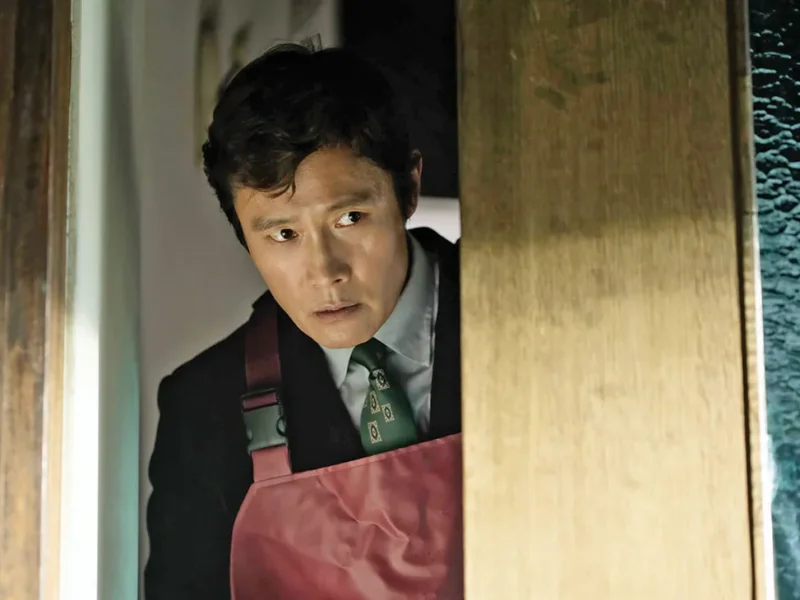 ‘A Única Saída’ transforma humor, violência e desumanização em um diagnóstico do nosso tempo