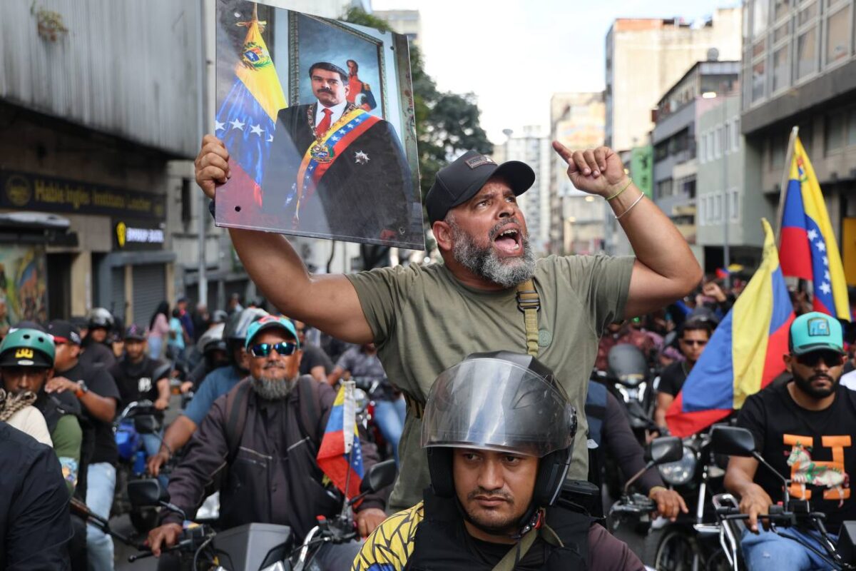 Milhares de pessoas marcham em Caracas para exigir a libertação de Maduro