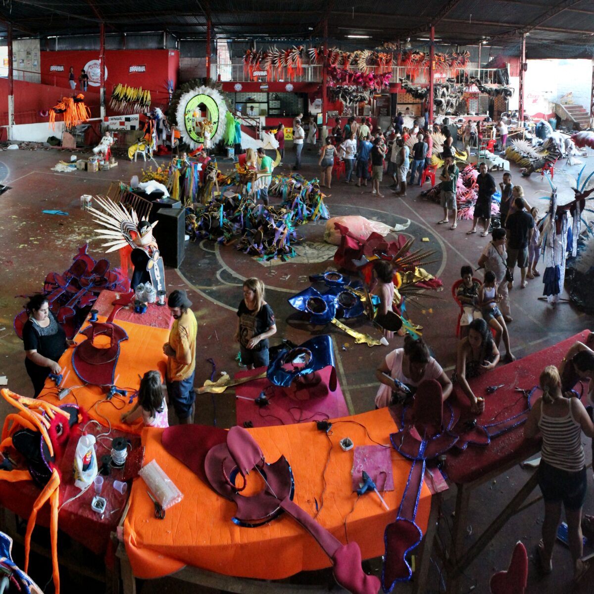 O que as escolas de samba realmente representam para além da avenida?