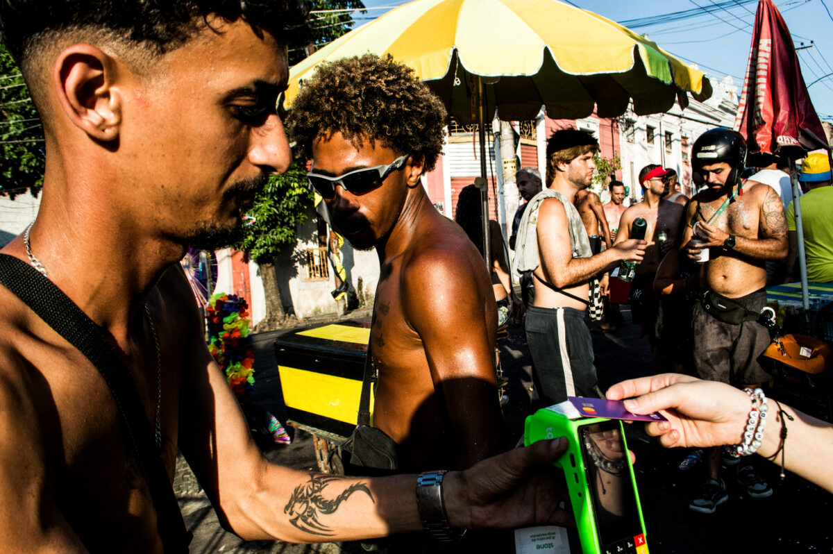 Olha o pesado! Carnaval de rua carioca pela perspectiva dos vendedores ambulantes