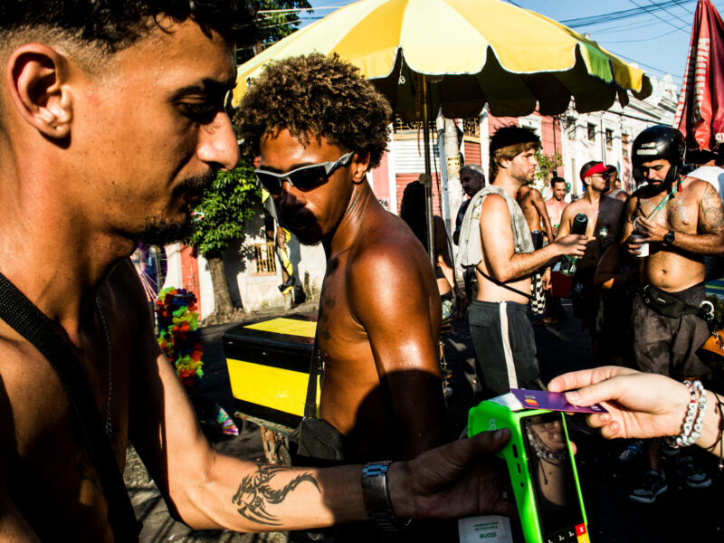 Olha o pesado! Carnaval de rua carioca pela perspectiva dos vendedores ambulantes
