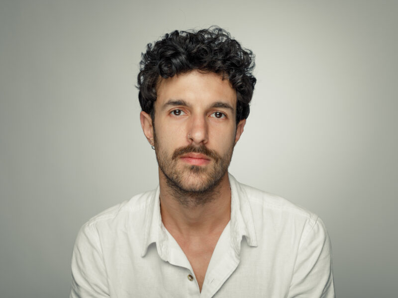 Escrever para existir: Leonardo Piana fala sobre o impacto político da literatura queer