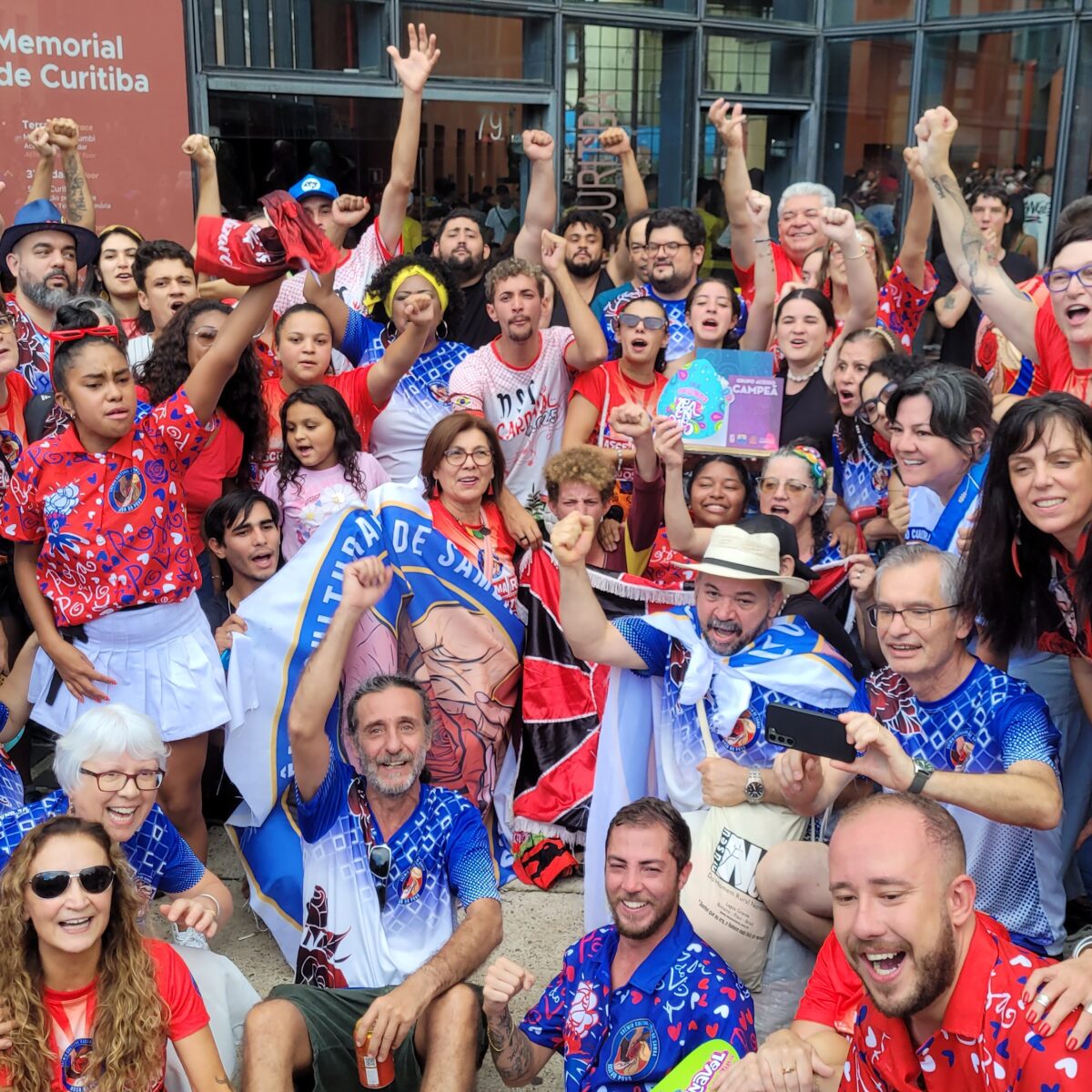 A flor da comunidade rompe o cinza-concreto em Curitiba: a estreia da Escola de Samba Rosa do Povo