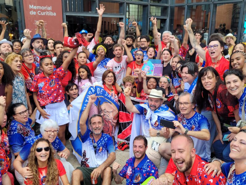 A flor da comunidade rompe o cinza-concreto em Curitiba: a estreia da Escola de Samba Rosa do Povo