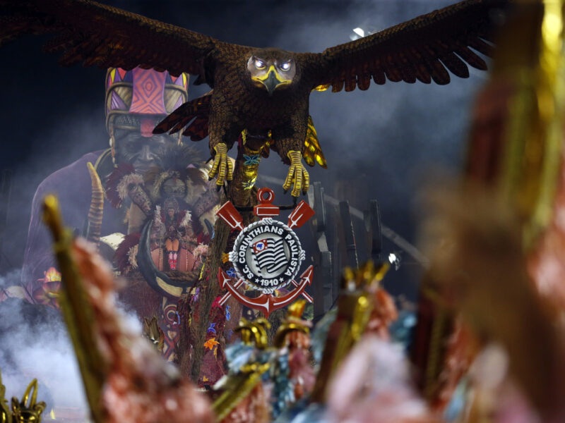 Como as torcidas de futebol entraram nos desfiles de São Paulo?