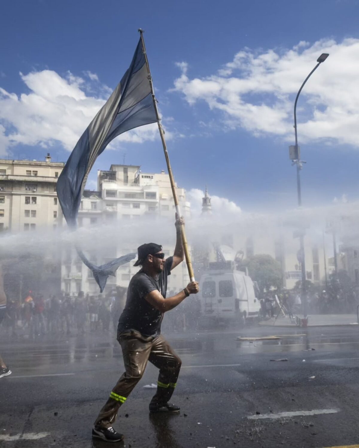 Com mais de 300 feridos, Argentina reprime protestos contra reforma trabalhista de Milei