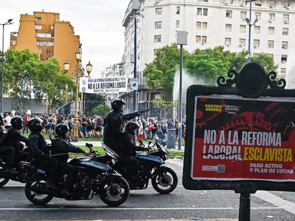 Argentina aprova a reforma trabalhista e Milei se torna “herói” do fim do 6×1 em Brasil