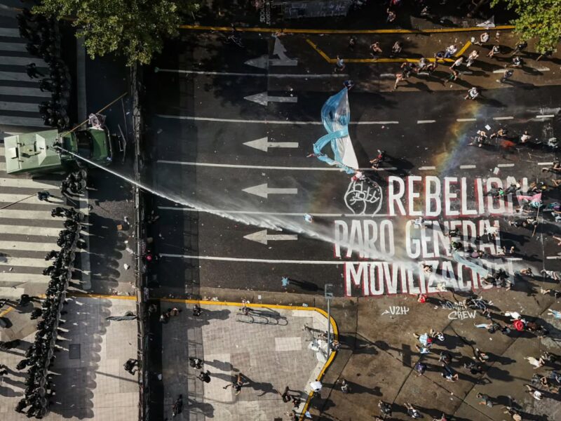 Argentina: repressão no Congresso deixa dezenas de feridos e marca avanço da reforma trabalhista de Milei