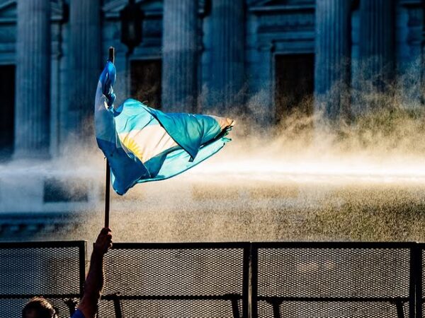 Jornadas de 12 horas e demissões mais baratas: a reforma regressiva de Milei na Argentina