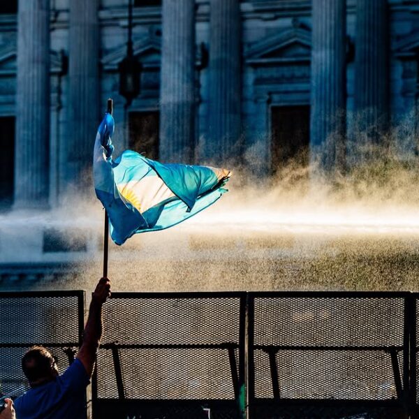 Jornadas de 12 horas e demissões mais baratas: a reforma regressiva de Milei na Argentina