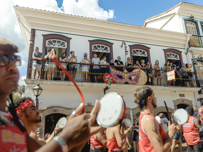 Carnaval como tecnologia social: quando a cultura sustenta o que deveria ser política pública