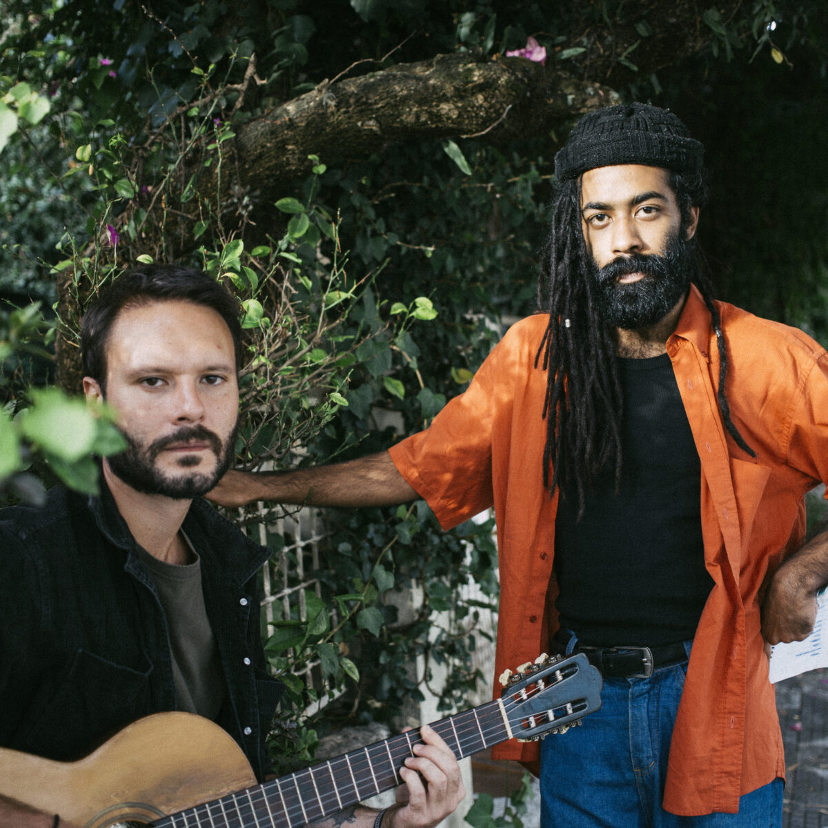 João Menezes e Paulo Novaes misturam universos e fazem do encontro uma “Coisa Híbrida”