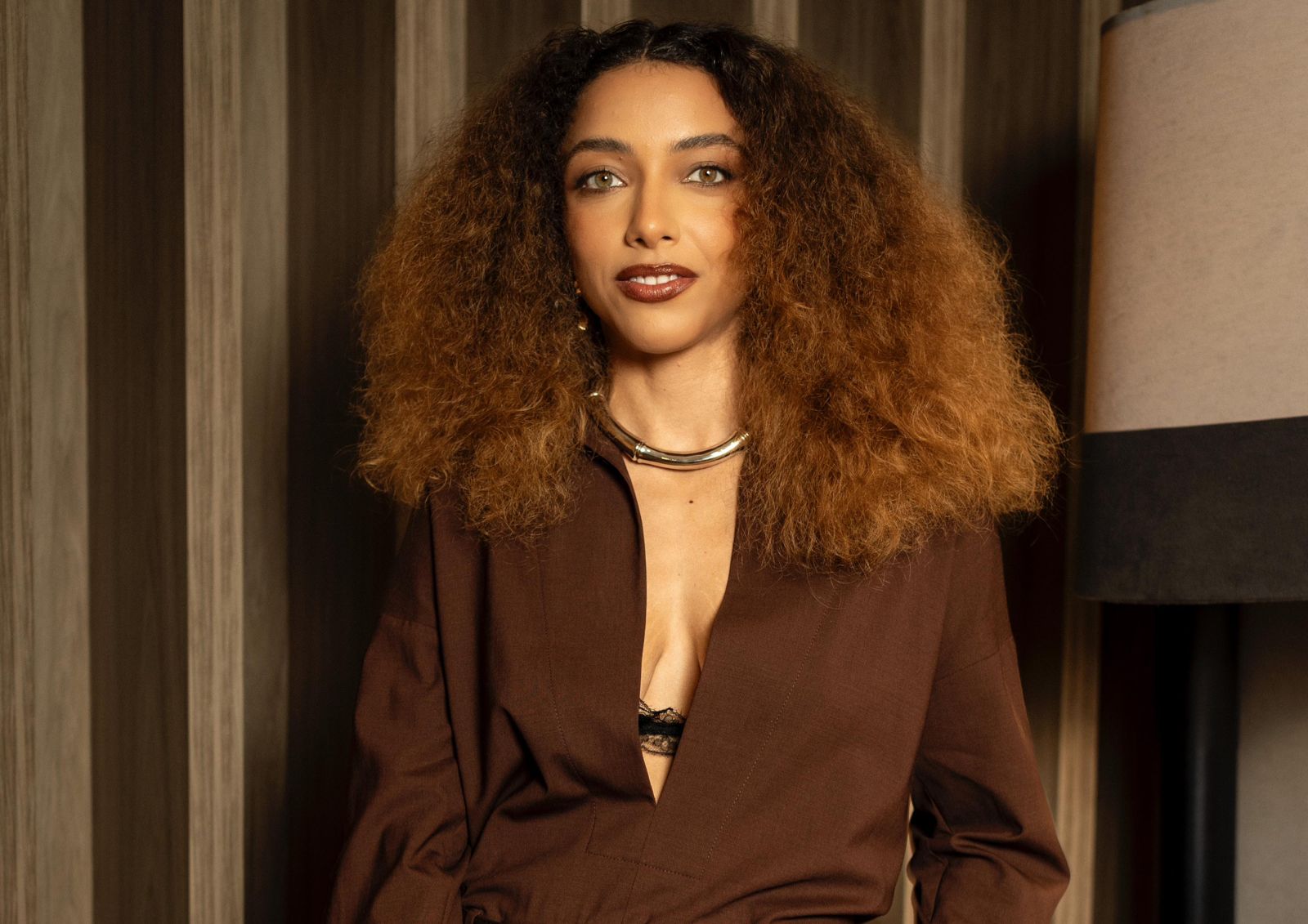 Alice Carvalho e o poder da presença feminina em cena