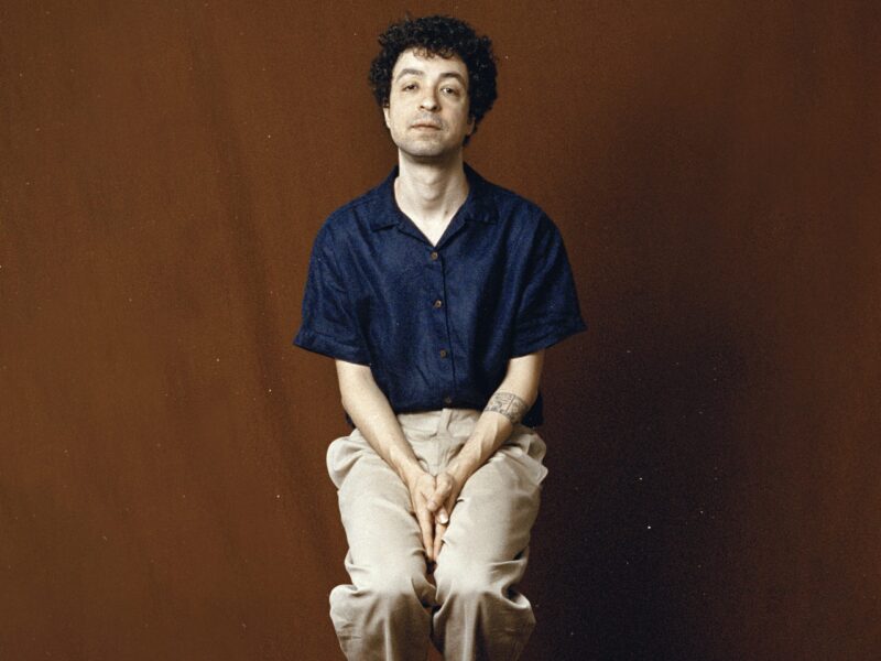 ‘Canções de Apartamento’ completa 15 anos e reafirma a poética do cotidiano na obra de Cícero