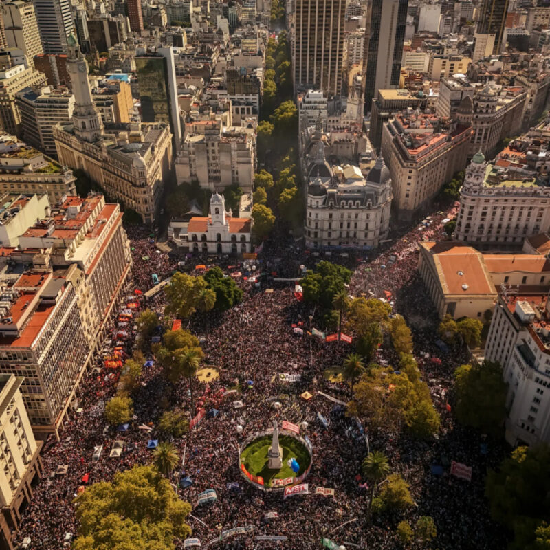 Milhares vão às ruas na Argentina, 50 anos após a ditadura, contra o negacionismo de Milei
