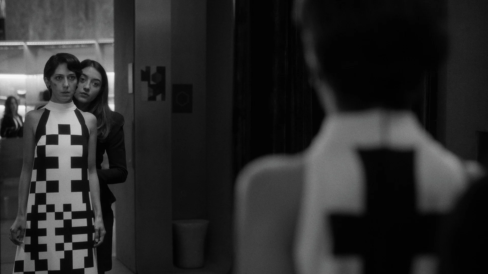 Crédito, débito ou tapa? Entendendo (ou tentando entender) ‘Two People Exchanging Saliva’