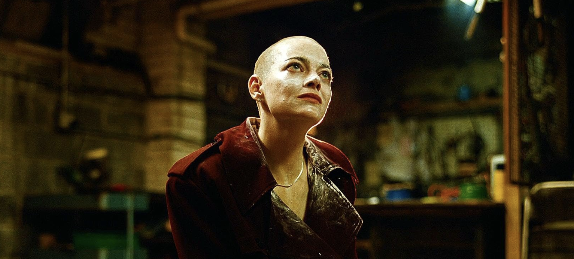 ‘Bugonia’ transforma conspiração em sátira e expõe a era da pós-verdade