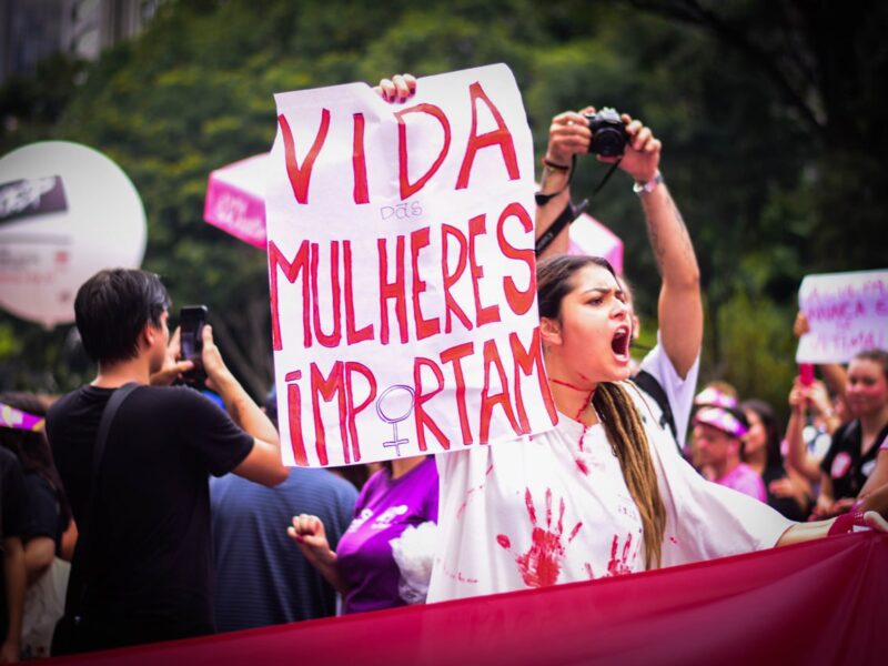 Em um mês marcado por violência contra mulheres, menções à misoginia crescem 257,5%