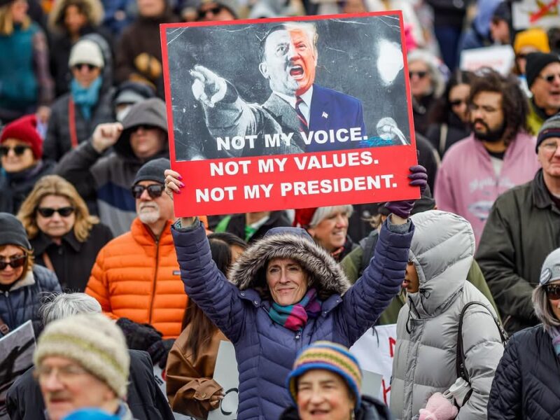 Milhares de norte-americanos se somam ao movimento “No Kings” para protestar contra as políticas de Trump