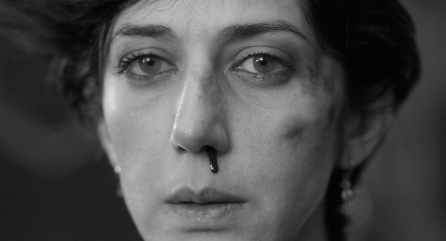 Como ‘Two People Exchanging Saliva’ usa o preto e branco para explicar o controle dos corpos?