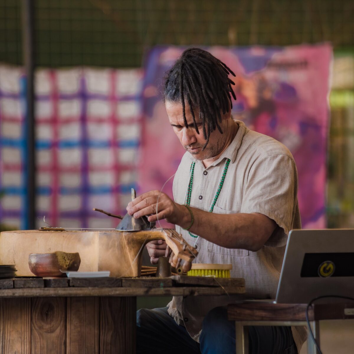 Novo álbum de Ajítẹnà Marco Scarassatti revisita o samba em chave experimental