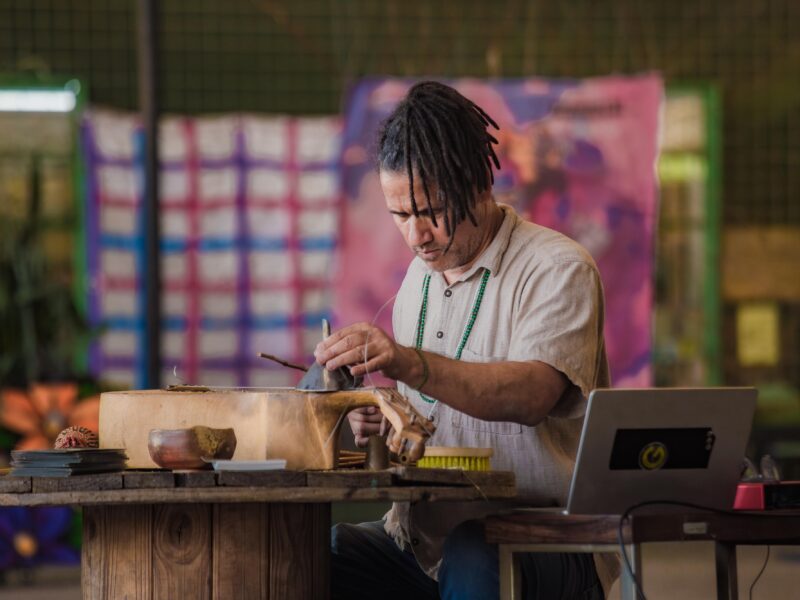 Novo álbum de Ajítẹnà Marco Scarassatti revisita o samba em chave experimental