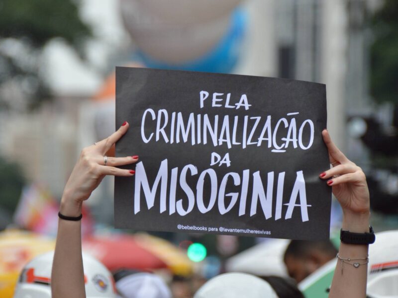 Abaixo-assinado pressiona Câmara a avançar com projeto que criminaliza a misoginia no Brasil