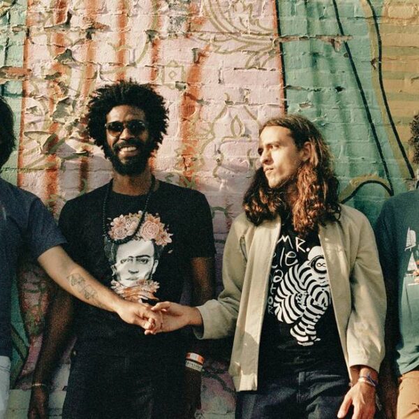 Boogarins celebra 10 anos de “Manual” em show que marca lançamento da ATAC em Goiânia