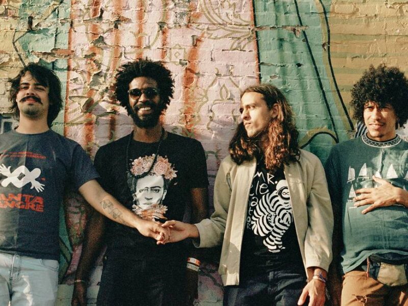 Boogarins celebra 10 anos de “Manual” em show que marca lançamento da ATAC em Goiânia
