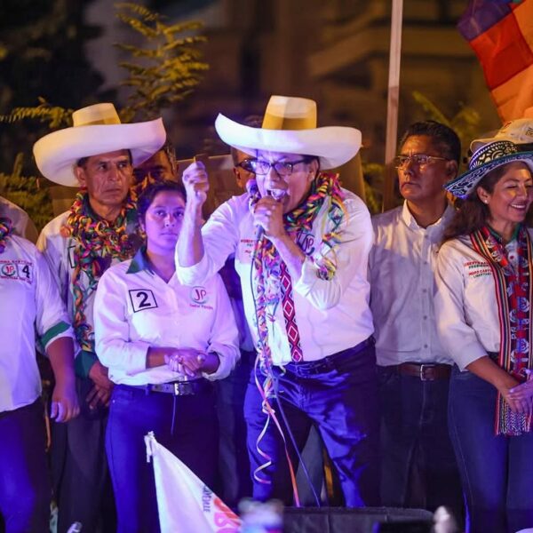 O candidato da esquerda no Peru alcança um lugar no segundo turno graças à apuração do voto rural