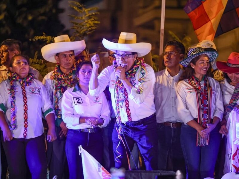 O candidato da esquerda no Peru alcança um lugar no segundo turno graças à apuração do voto rural