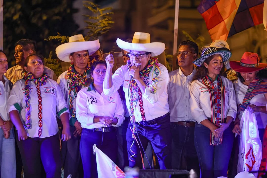 O candidato da esquerda no Peru alcança um lugar no segundo turno graças à apuração do voto rural