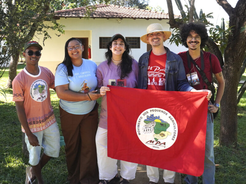 Mil camponeses se reúnem em Brasília para o 4º Encontro Nacional do Movimento dos Pequenos Agricultores