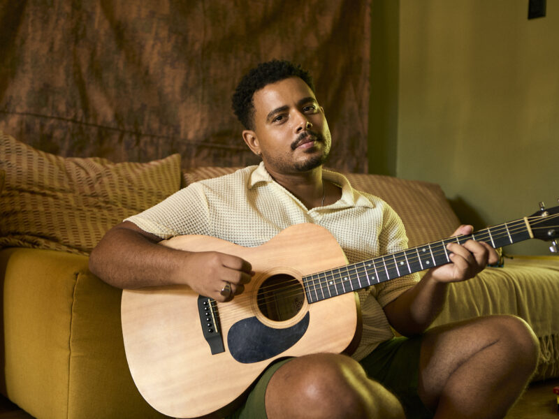 “Nada Fica Fora do Lugar”: o álbum de estreia de Caio Nunez